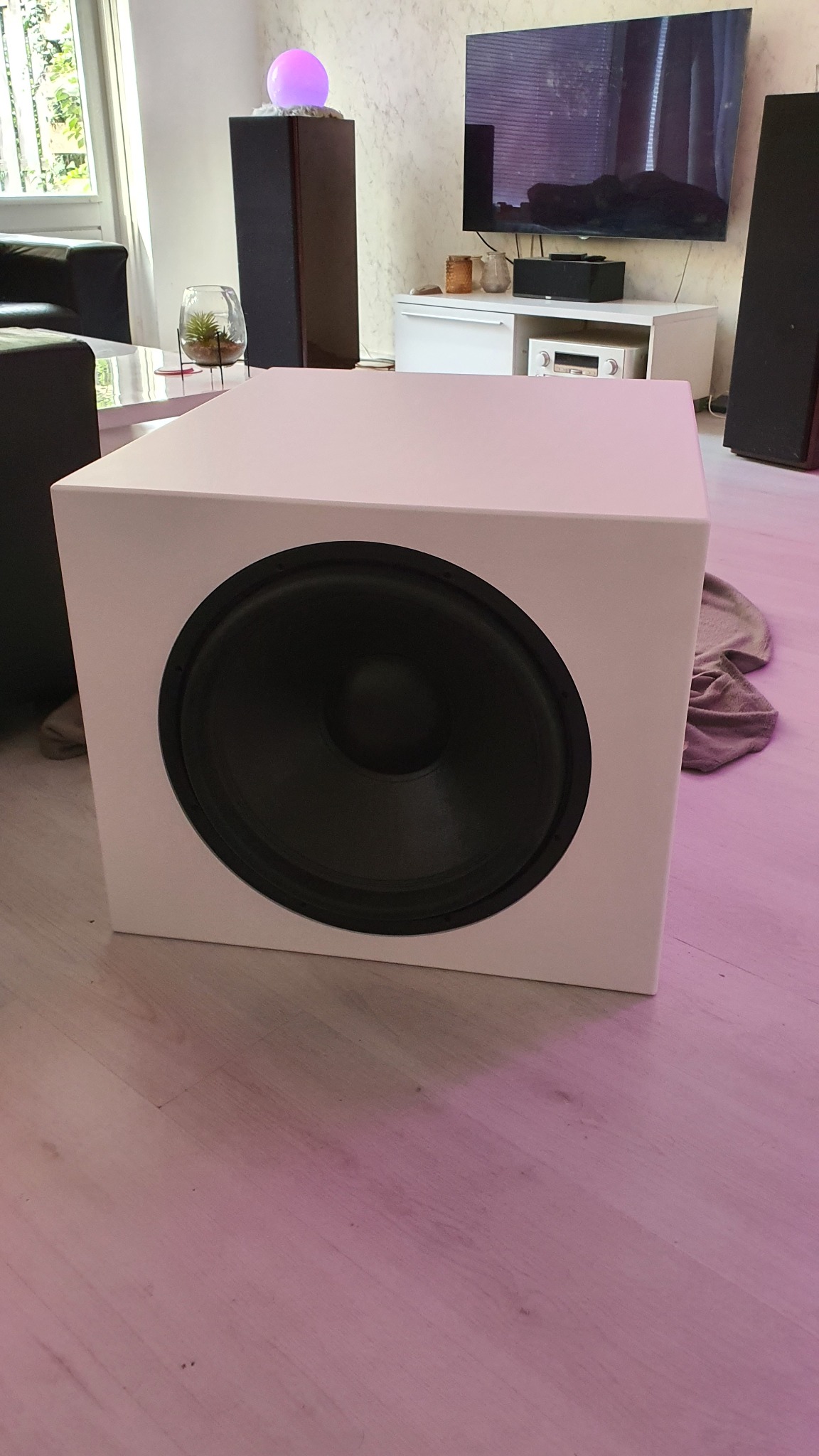 Compacte kubusvormige subwoofer