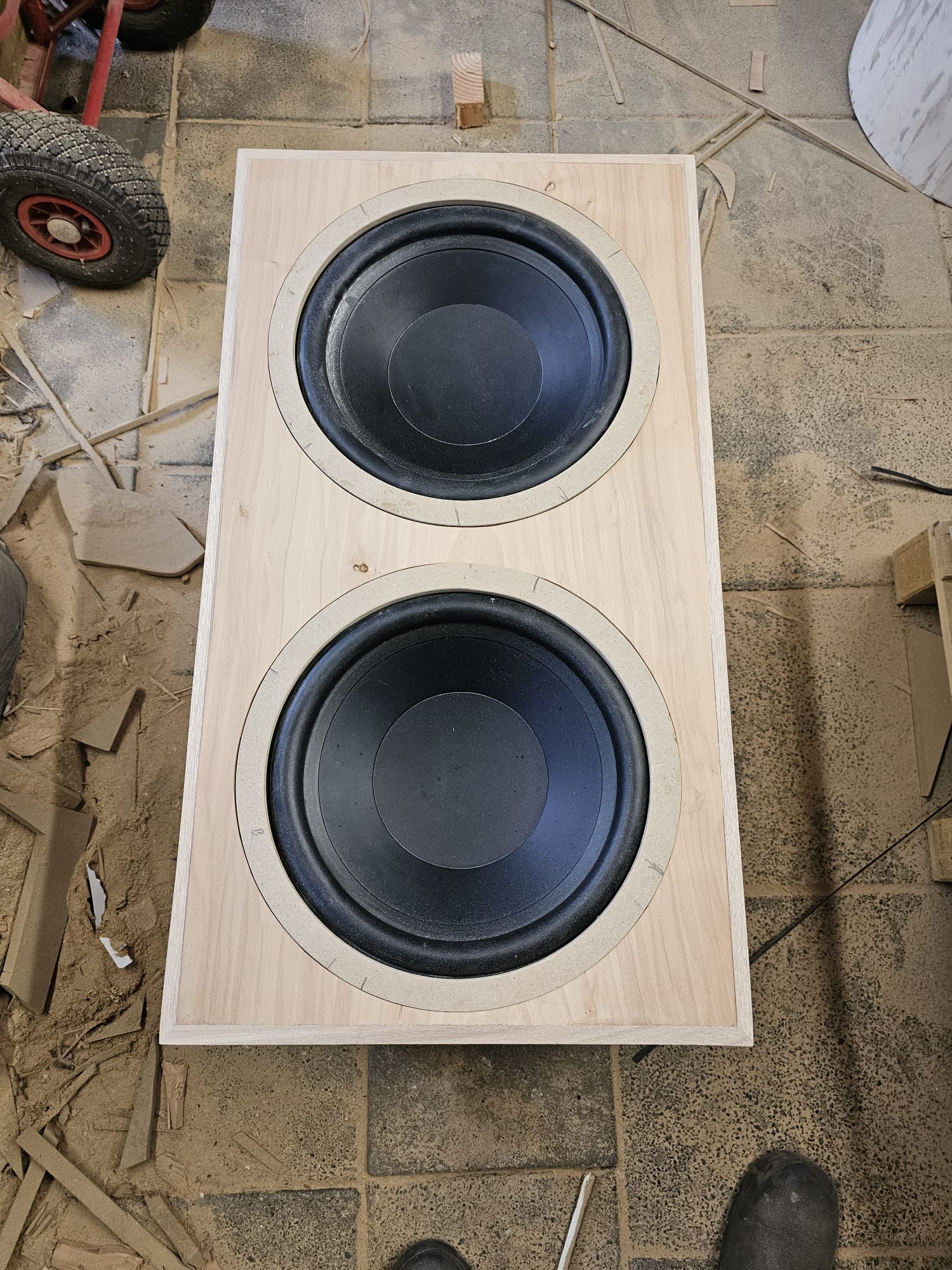 Dubbele subwoofer tijdens de bouw