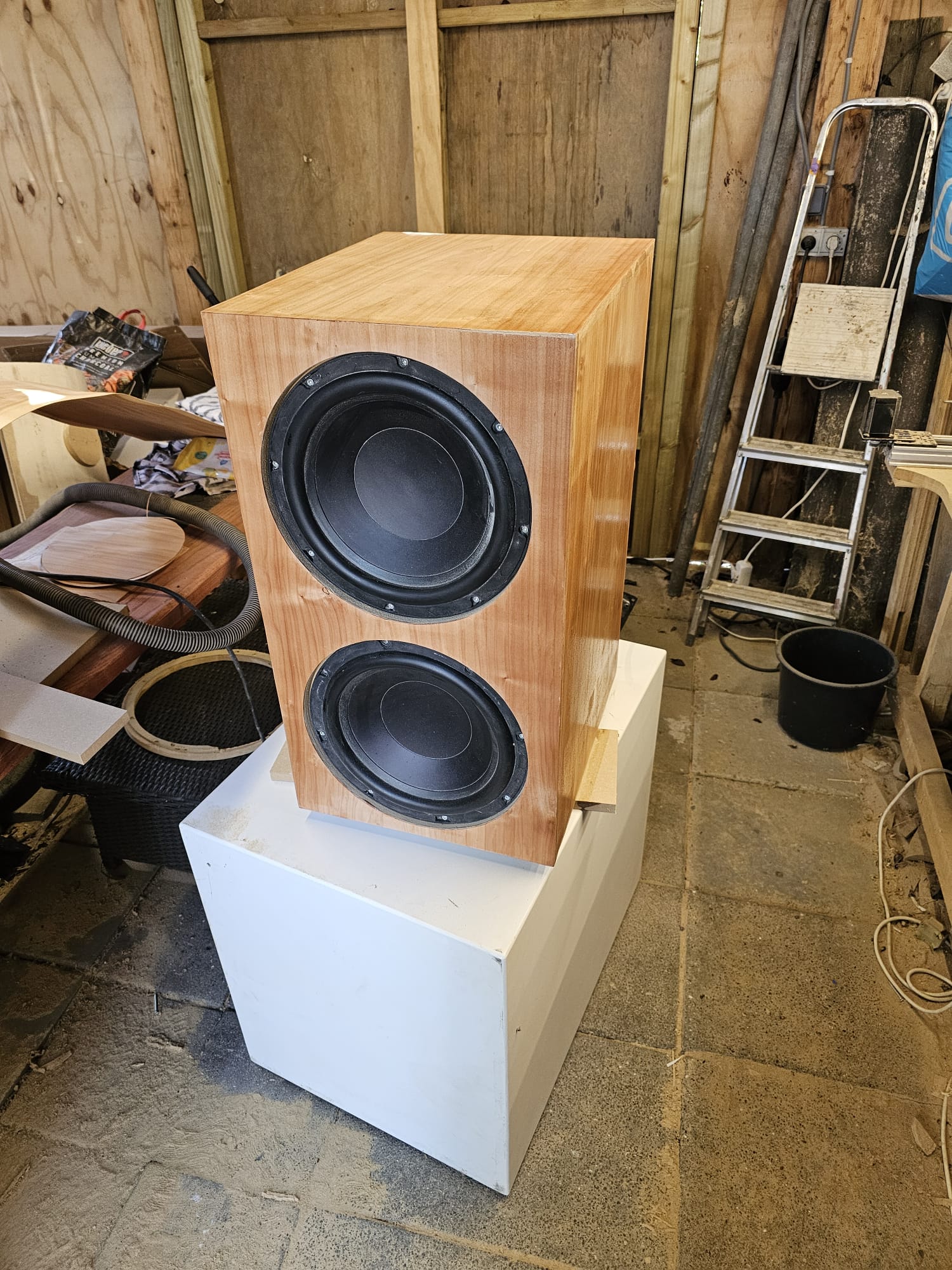 Custom dubbele subwoofer in aanbouw