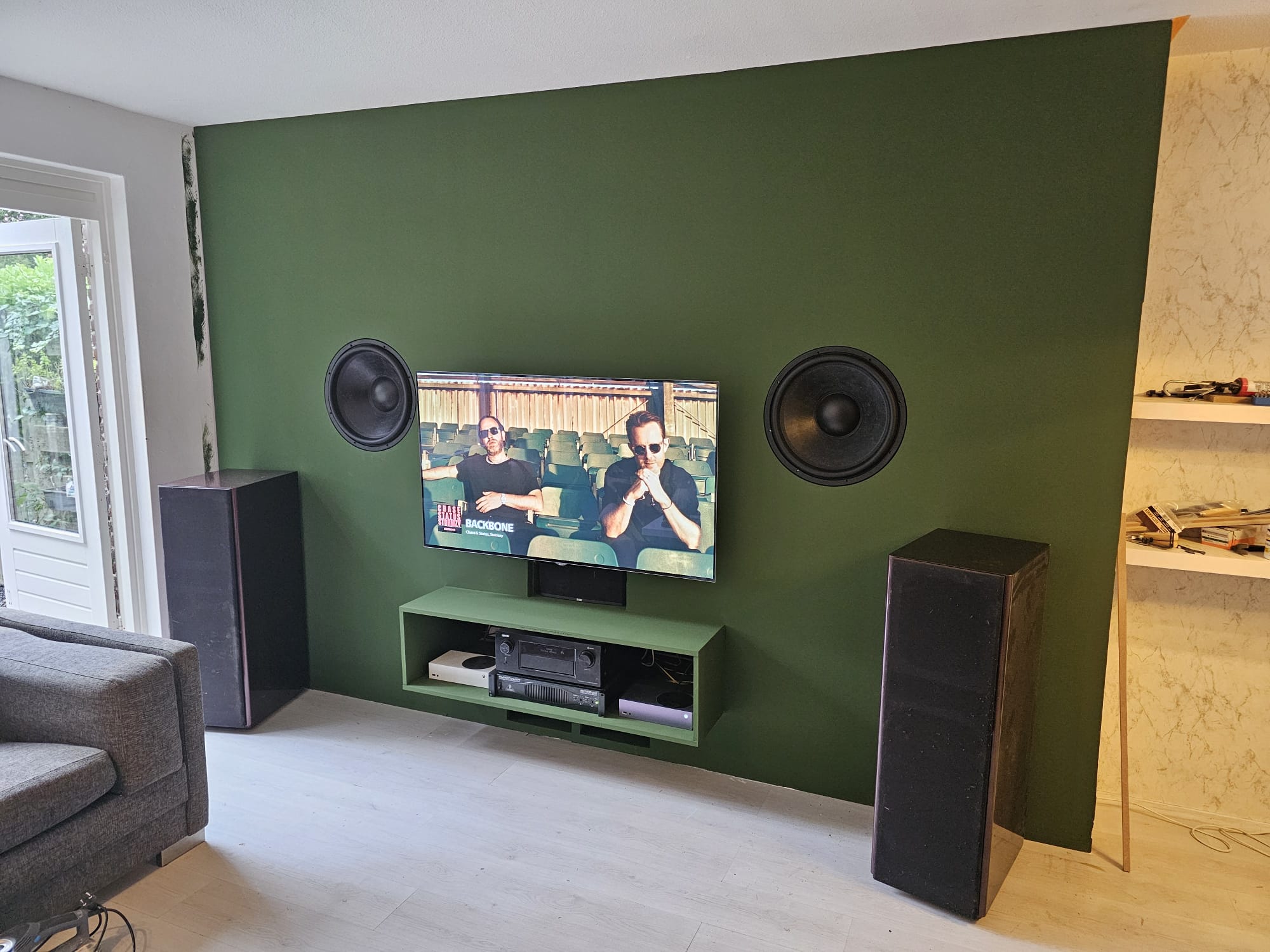 Geïntegreerde subwooferwand in woonkamer